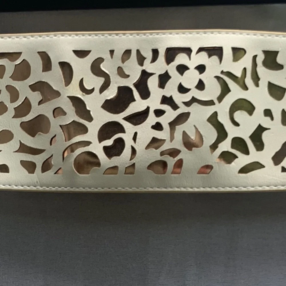 ⭐️ 90’s ⭐️ WIDE Laser Cut BELT H&M Gold & Cream EUC - Picture 2 of 11